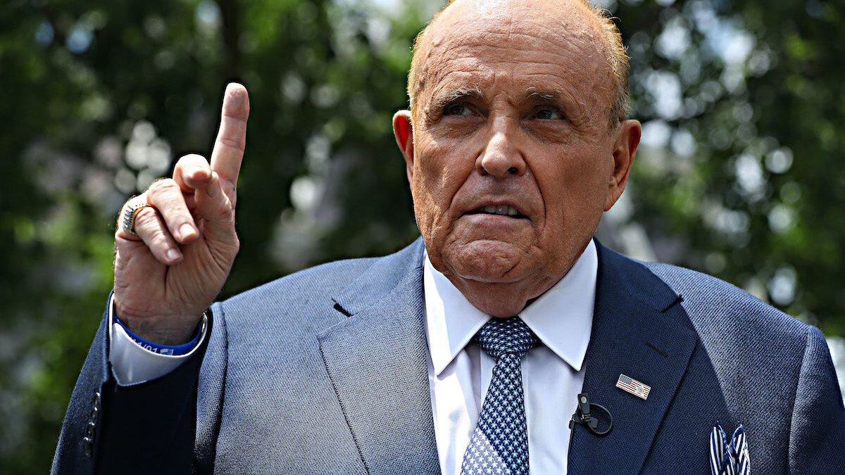 Schede retrodatate e defunti che votano. Giuliani annuncia «prove scioccanti»