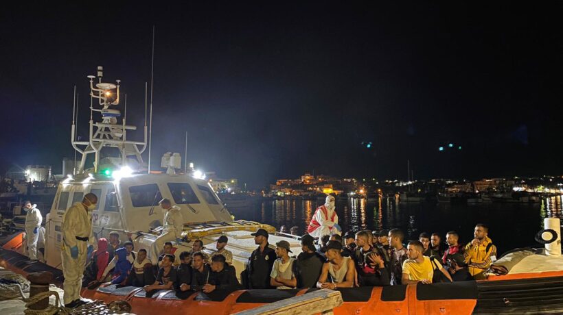 Per i migranti le regole Covid non valgono