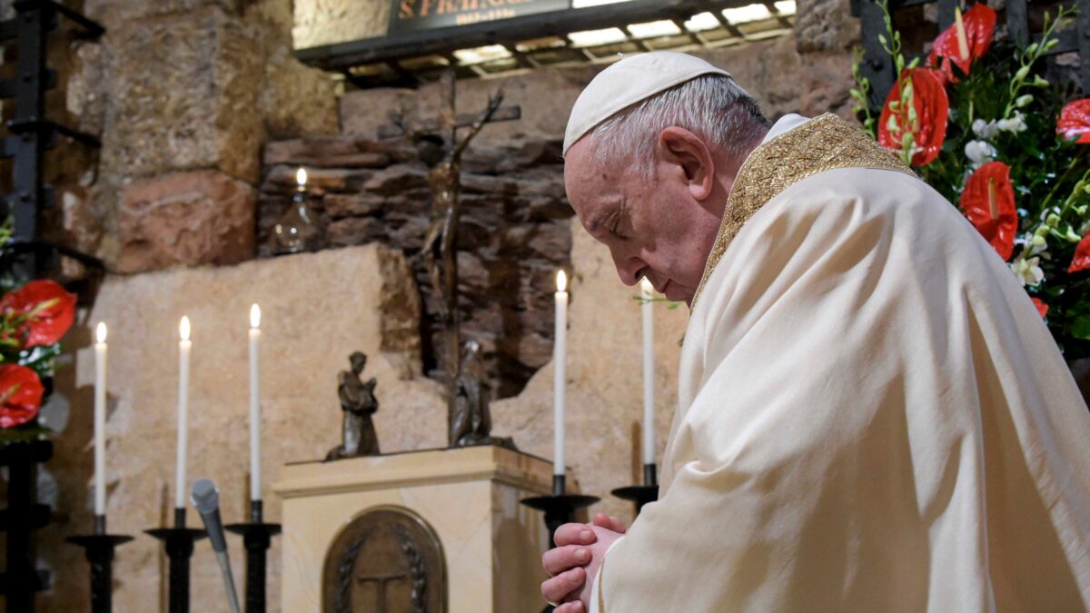 Il Papa all’Angelus non cita i martiri francesi