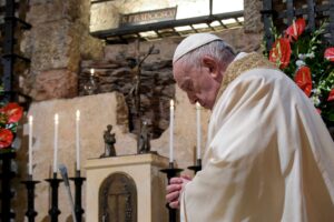 Il Papa all’Angelus non cita i martiri francesi