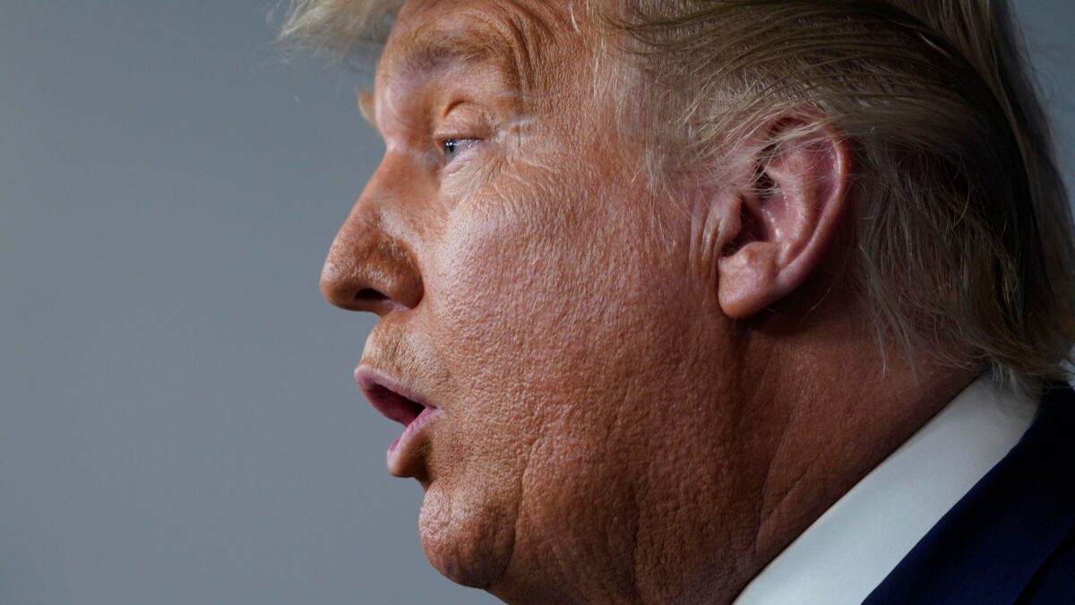 I media democratici tolgono il microfono pure al presidente: la chiamano «libertà»