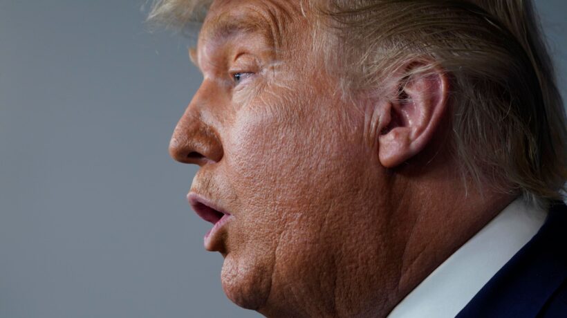 I media democratici tolgono il microfono pure al presidente: la chiamano «libertà»