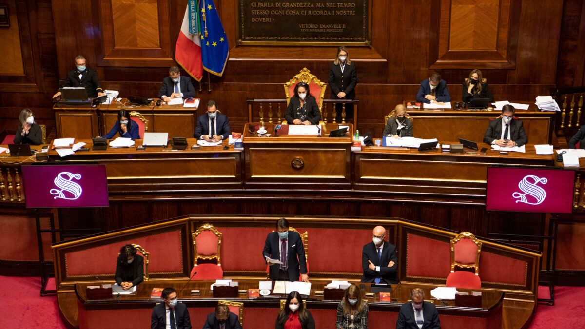 Giuseppi accerchiato dai giallorossi ritorna in ginocchio dal Parlamento
