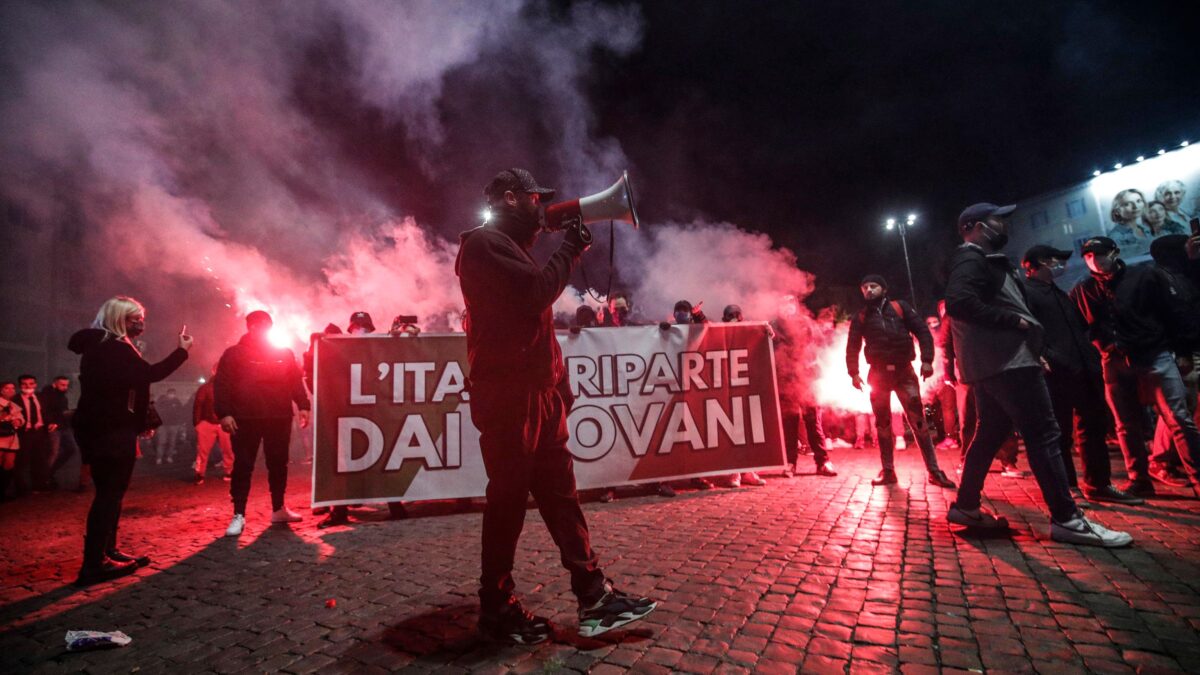 Ancora scontri violenti nelle piazze. La maggioranza si sfrega le mani