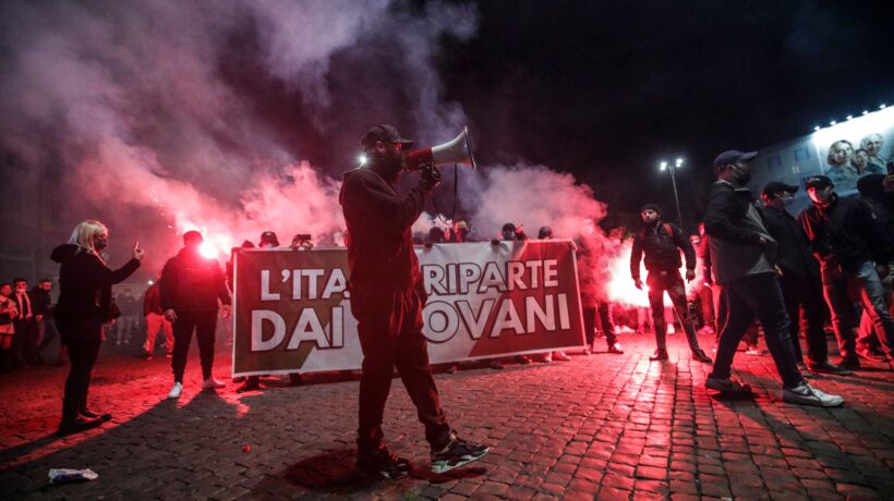 Ancora scontri violenti nelle piazze. La maggioranza si sfrega le mani