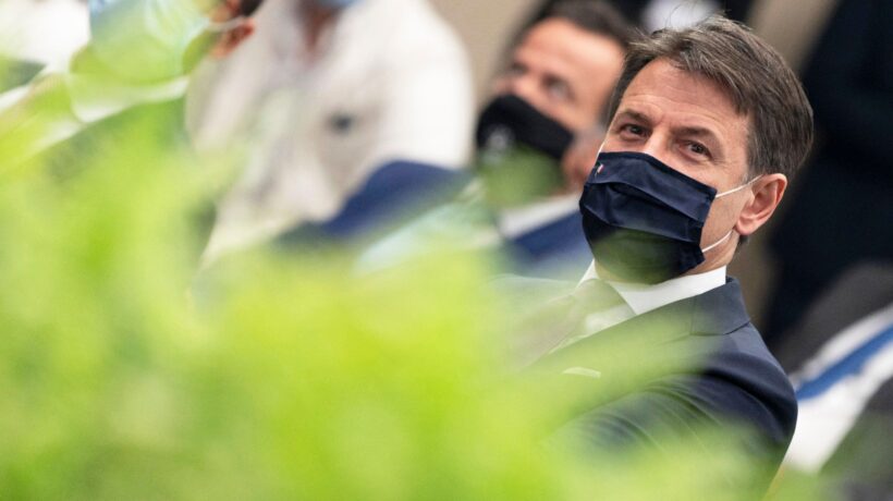 Conte illude ancora sui vaccini. Ormai è un pericolo nazionale