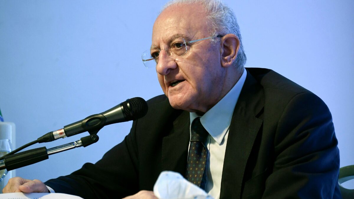 De Luca chiede bonus e congedi parentali. Sulle zone siamo già ai ricatti incrociati