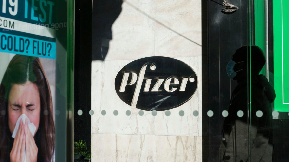Dono di benvenuto di Pfizer a Biden: «Ecco il vaccino, è efficace al 90%»