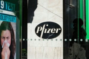 Dono di benvenuto di Pfizer a Biden: «Ecco il vaccino, è efficace al 90%»