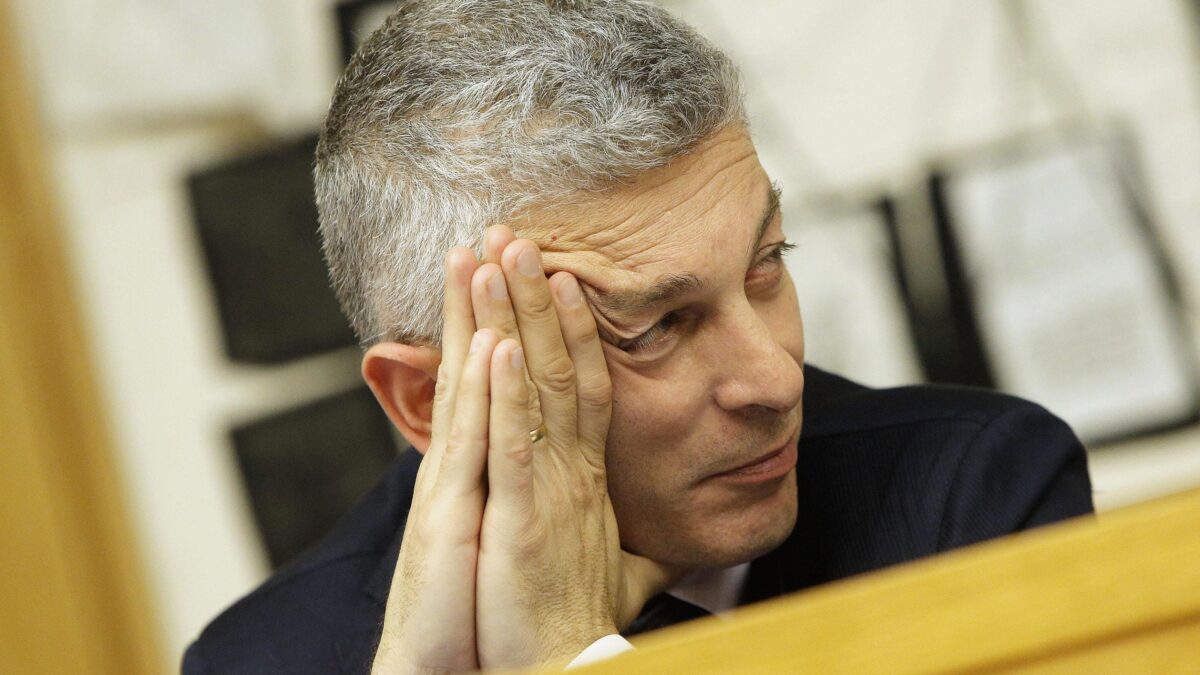 Morra assediato: «Non mi dimetto». E il centrodestra lascia l’Antimafia