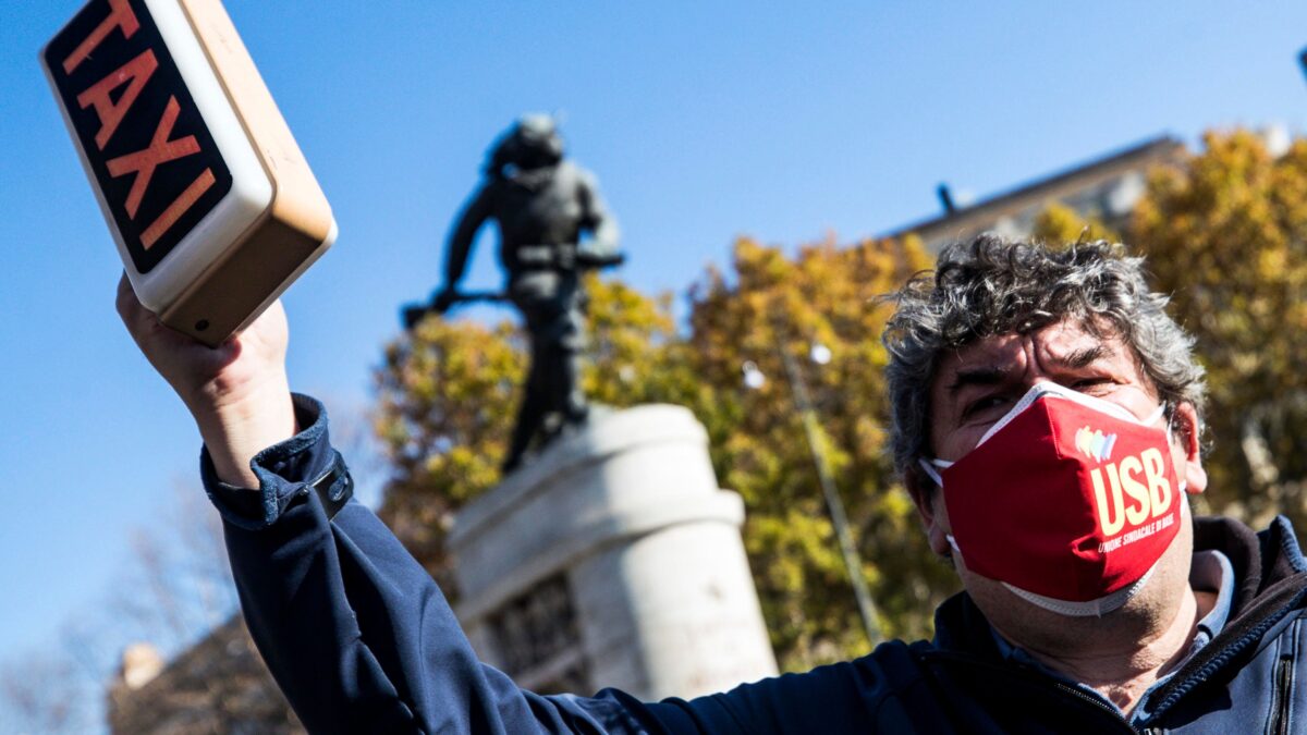 La rabbia dei tassisti sul lastrico: «Non abbiamo soldi per la benzina»