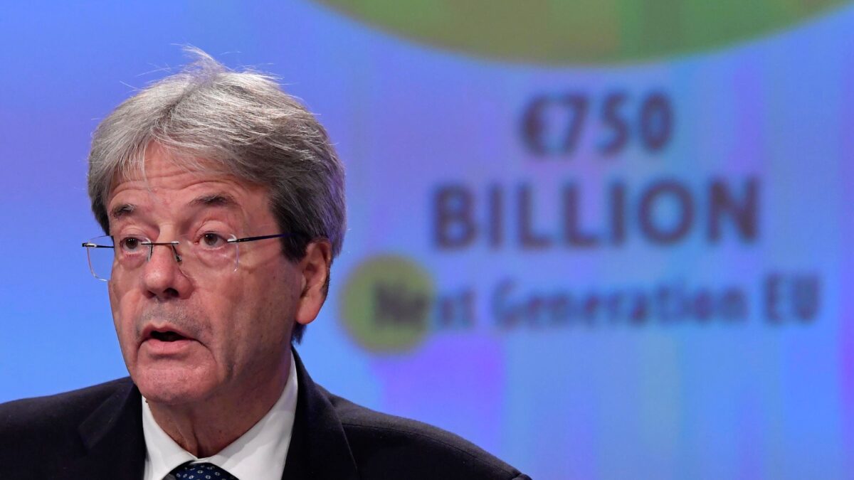 M’abbraccio da solo, dice Gentiloni nell’estasi della sinistra italiana