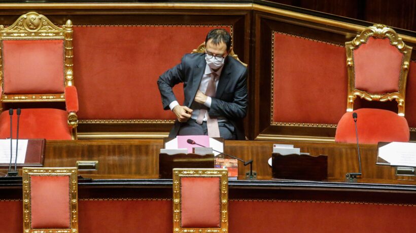 Cala il silenzio sull’incontro segreto tra Patuanelli e l’indagato Castellucci
