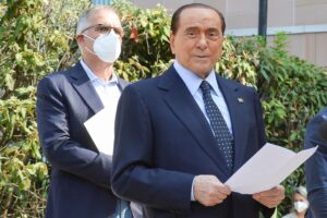 In sella al Mes il Cavaliere nero per Pd e M5s si colora di rosso