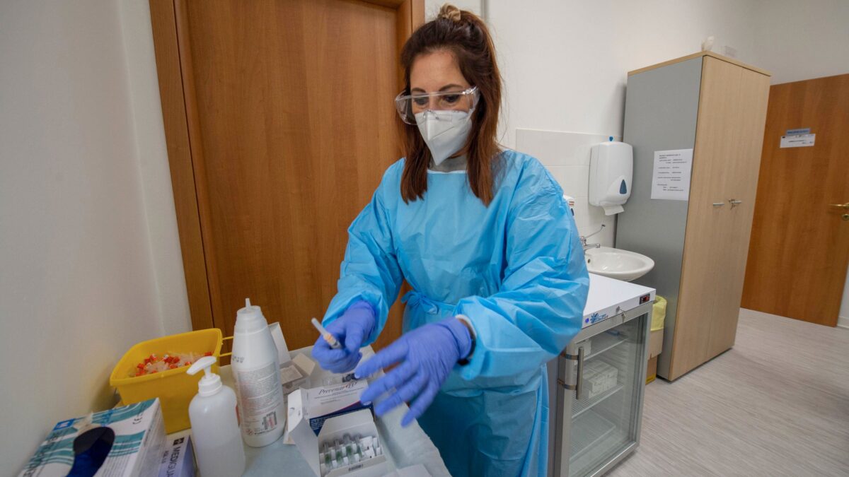 Sono in ritardo sui vaccini, quindi  ripartono  gli apocalittici