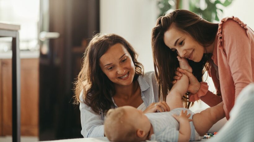 Alla Camera passa il bavaglio Lgbt e la Consulta apre ai figli di due madri