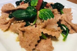 Cuciniamo insieme: farfalline rustiche con pancetta, spinaci e crema di formaggi