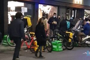 Italiani rinchiusi e rider liberi di ammassarsi