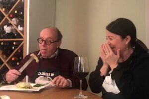 Le pillole di galateo di Petra e Carlo: dove mettere e come usare i coltelli a tavola
