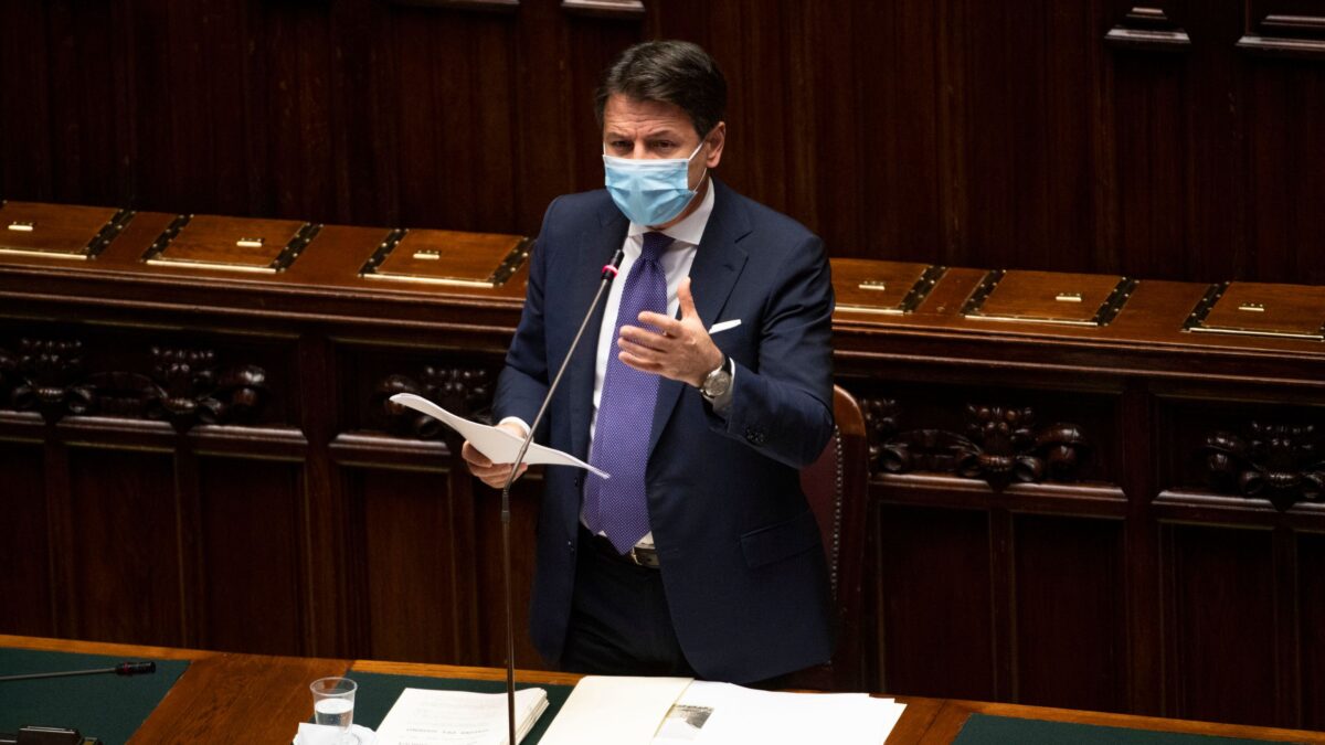 Conte fermo al semaforo, il governo è in pieno caos