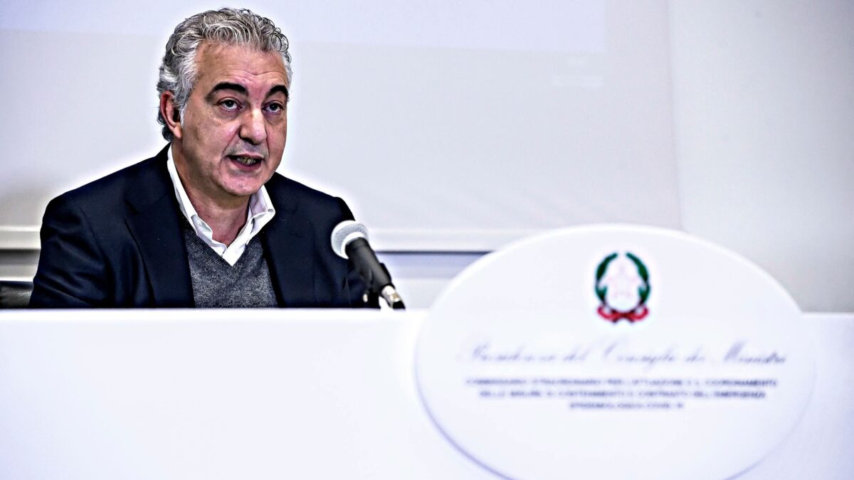 Vaccino in mano al genio dei banchi a rotelle