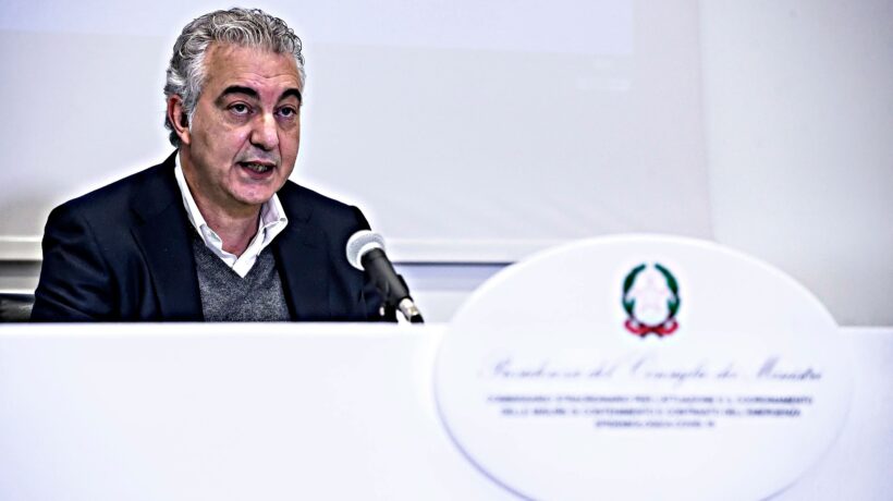 Vaccino in mano al genio dei banchi a rotelle