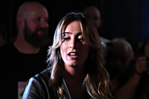 «Renzi dice che la Boschi è una donna, quindi è tr…»