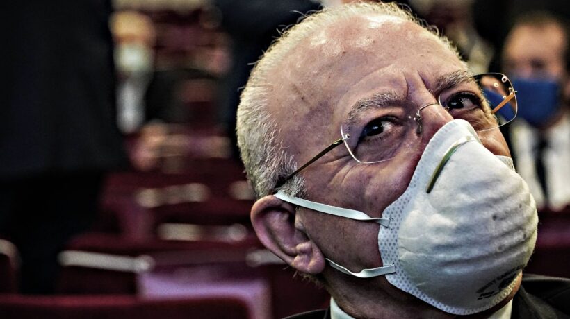 De Luca sbrocca e spara sul governo incassando pure gli applausi di Zinga
