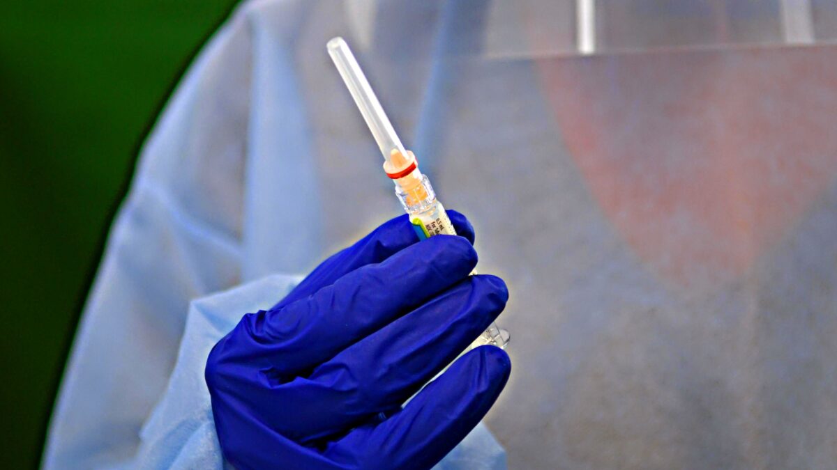 Il piano vaccini: ritardi sulle siringhe e il solito scaricabarile sulle Regioni