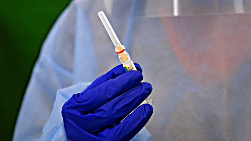 Il piano vaccini: ritardi sulle siringhe e il solito scaricabarile sulle Regioni