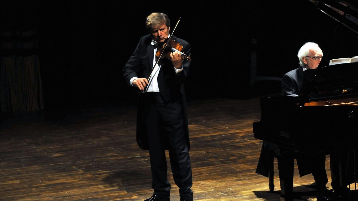 In fuga da un rinoceronte africano con lo straordinario pianista folletto