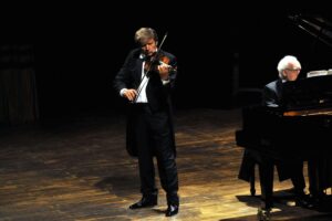 In fuga da un rinoceronte africano con lo straordinario pianista folletto