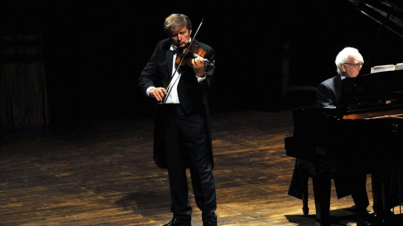 In fuga da un rinoceronte africano con lo straordinario pianista folletto