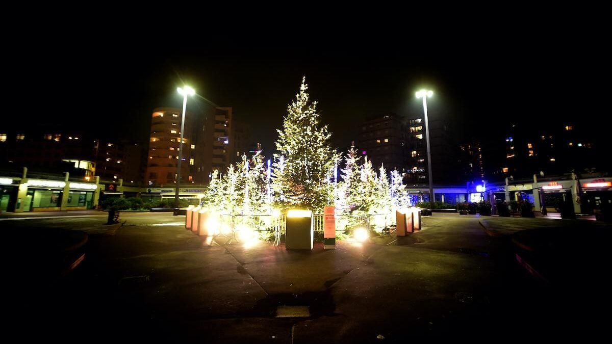 Il governo ci addobba come l’albero. Rossi nei festivi, gialli nei feriali
