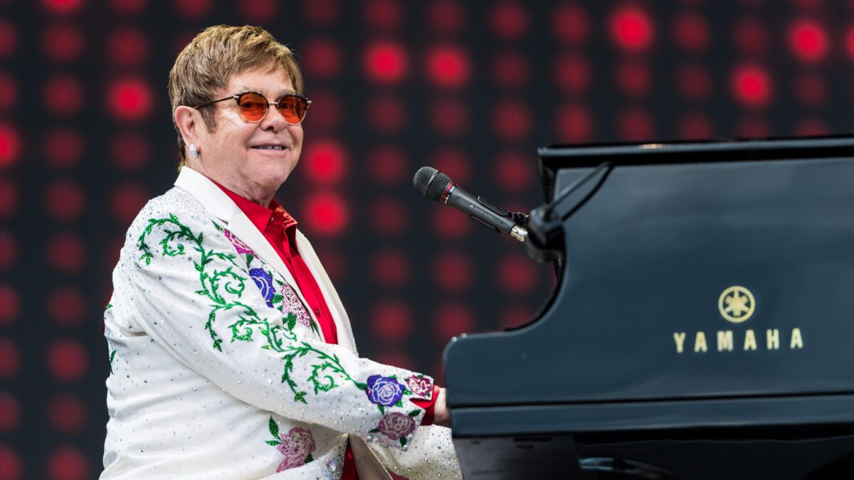 Dall’aldilà il regalo più folle per Elton John