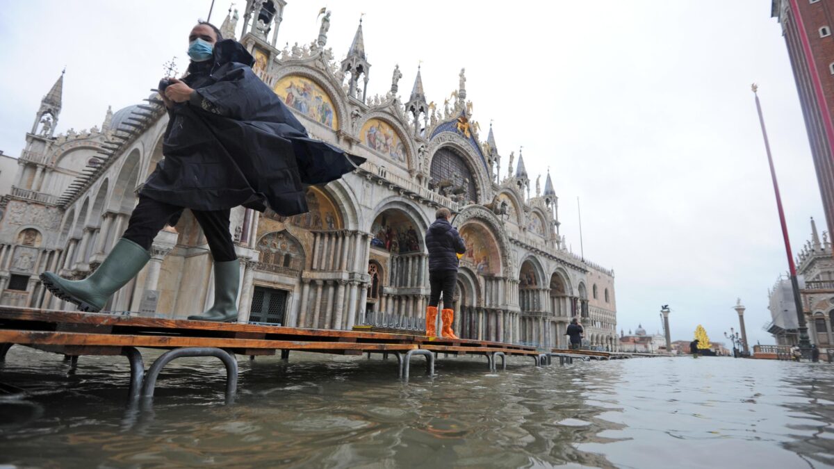 Il Mose rimane abbassato causa previsioni errate. Venezia finisce sotto acqua