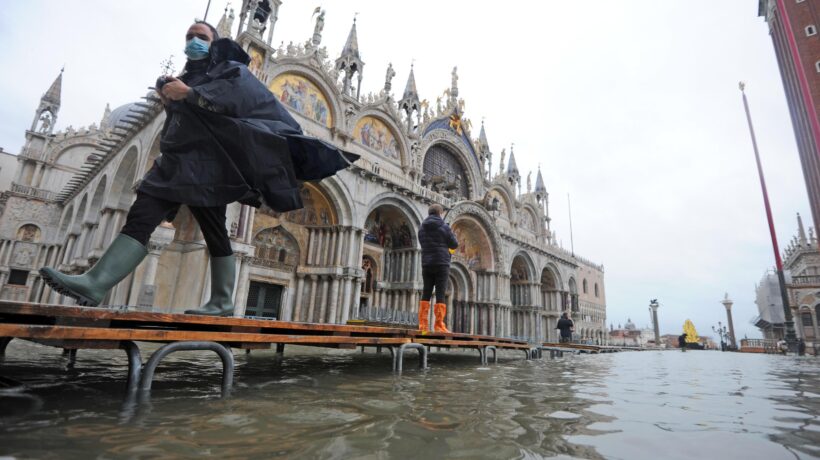 Il Mose rimane abbassato causa previsioni errate. Venezia finisce sotto acqua