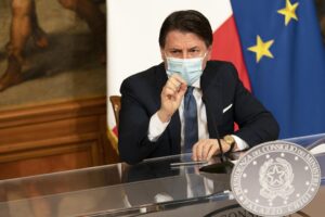Conte fa l’ometto solo al comando. Ma basta una domanda a sbriciolarlo