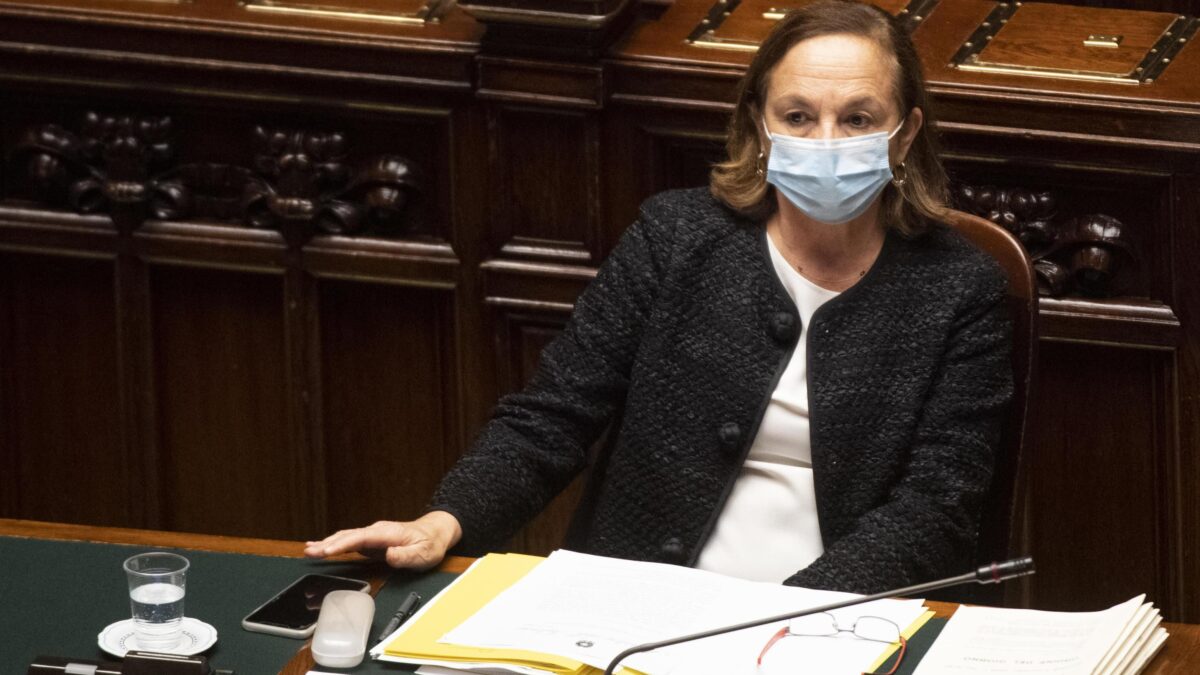 La Lamorgese militarizza il Natale. 70.000 agenti per guastare le feste