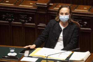 La Lamorgese militarizza il Natale. 70.000 agenti per guastare le feste