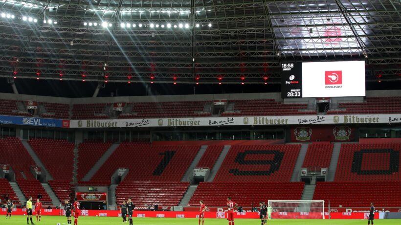 Il match a porte chiuse tra Bayer Leverkusen e Bayern Monaco del 19 dicembre 2020 alla BayArena di Leverkusen (Ansa)