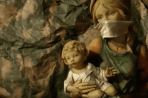 Il presepe con la mascherina sacrifica Gesù bambino sull’altare della prevenzione