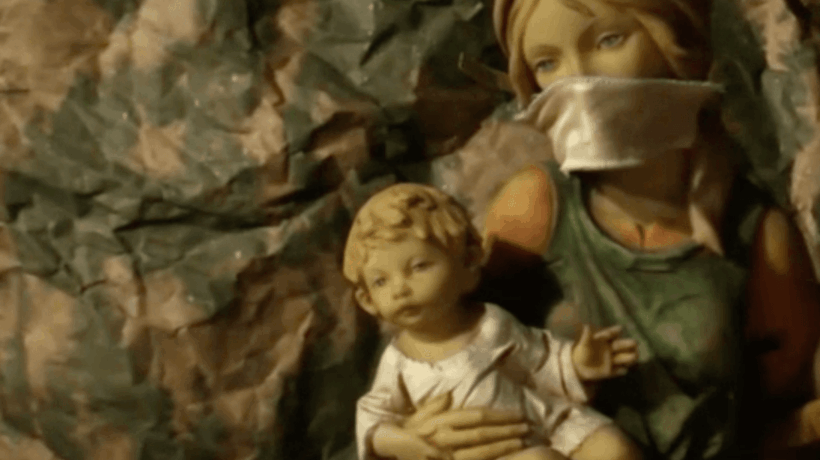 Il presepe con la mascherina sacrifica Gesù bambino sull’altare della prevenzione