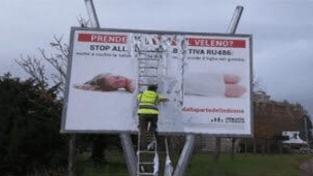 «Siamo alla censura dei cartelloni. Roma Capitale emana nuovo regolamento: indovinate chi verrà penalizzato?»