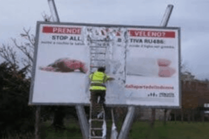 «Siamo alla censura dei cartelloni. Roma Capitale emana nuovo regolamento: indovinate chi verrà penalizzato?»
