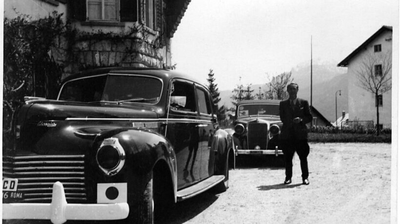 Due auto con le insegne diplomatiche in dotazione alla missione navale di Merano (Courtesy Cierre)