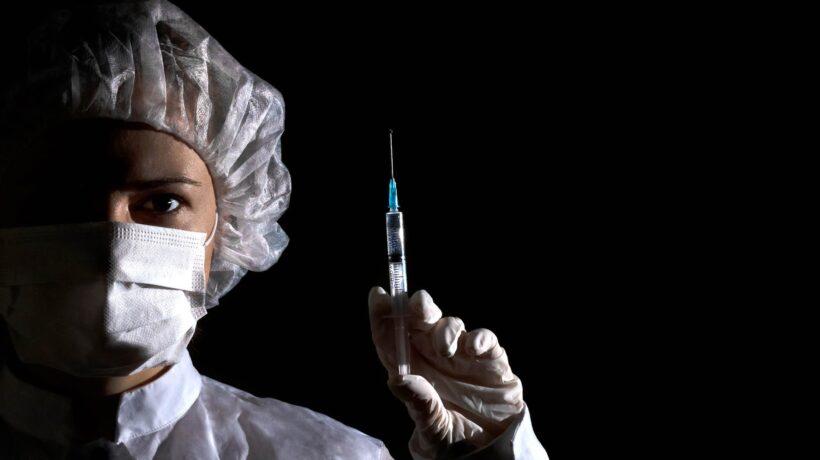 Per poter uscire di casa dovremo farci tatuare la «V» di vaccino