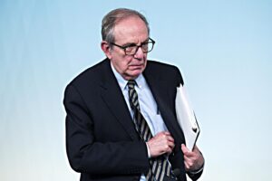 Padoan in Unicredit viola la sua legge