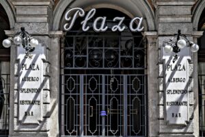 Fughe, scorte e patrimoni. La famiglia allargata di Conte porta solo guai