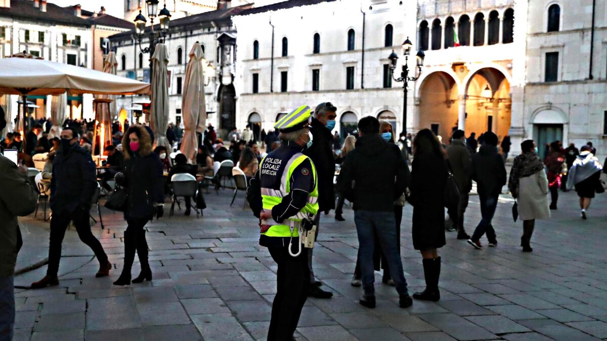 Spingono a riempire i negozi poi usano qualche foto per metterci tutti in castigo